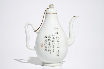 Une verseuse en porcelaine de Chine qianjiang cai, 19&egrave;me