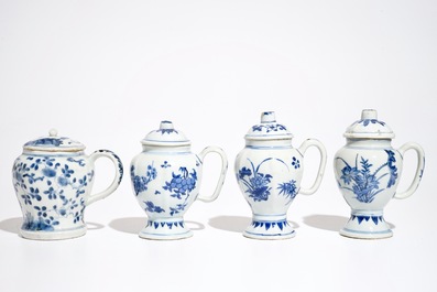 Trois moutardiers couverts du type Hatcher cargo en porcelaine de Chine bleu et blanc, Transition