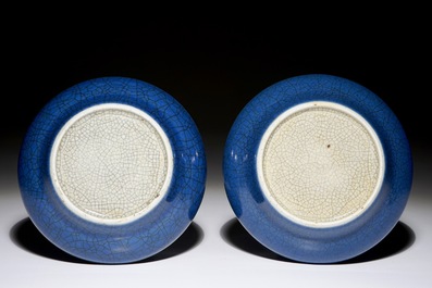 Une paire d'assiettes en porcelaine de Chine bleu monochrome craquel&eacute; de type ge, Yongzheng
