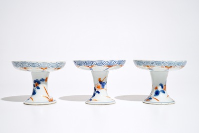 Drie Chinese Imari-stijl stem cups, Kangxi/Qianlong