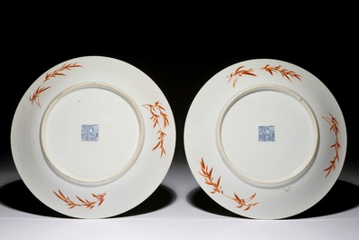 Une paire de plats en porcelaine de Chine famille rose aux immortels, marque de Qianlong, 19&egrave;me