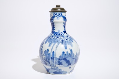 A Japanese blue and white Arita jug with landscape design and a pewter lid, Edo, 17th C.