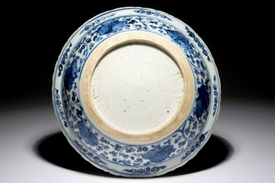 Un plat en porcelaine de Chine bleu et blanc &agrave; d&eacute;cor floral, Hongzhi
