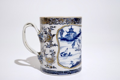 Une chope en porcelaine de Chine bleu, blanc et dor&eacute; &agrave; d&eacute;cor en relief, Qianlong