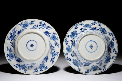 Deux assiettes polylob&eacute;es en porcelaine de Chine bleu et blanc aux ph&eacute;nix et singes, Kangxi