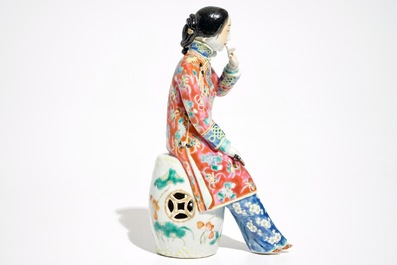 Un mod&egrave;le d'une femme sur un tabouret en porcelaine de Chine famille rose, 19&egrave;me