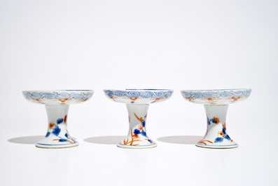 Trois coupes sur pi&eacute;douches en porcelaine de Chine de style Imari, Kangxi/Qianlong