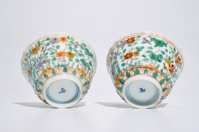 Une paire de tasses et soucoupes en porcelaine de Chine famille verte, Kangxi