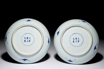 Une paire d'assiettes en porcelaine de Chine bleu et blanc aux dragons et qilins, marque et &eacute;poque de Yongzheng