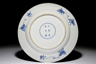 Un plat en porcelaine de Chine bleu et blanc &agrave; d&eacute;cor d'une chasse, marque de Chenghua, Kangxi