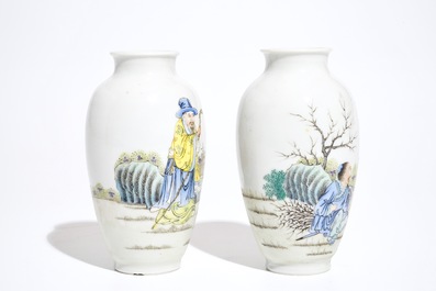 Deux vases en porcelaine de Chine polychrome, marque de Qianlong, 20&egrave;me