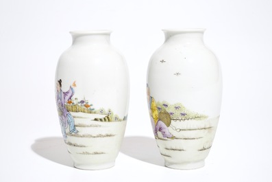 Deux vases en porcelaine de Chine polychrome, marque de Qianlong, 20&egrave;me