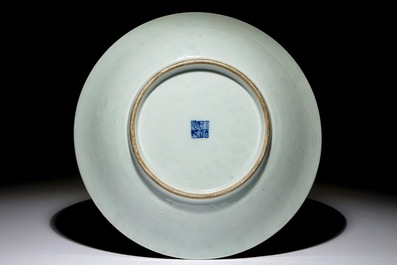 Een grote Chinese blauwwitte schotel met lotus scrolls, Qianlong merk en periode