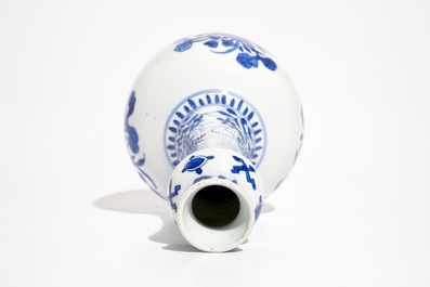 Un vase de forme bouteille en porcelaine de Chine bleu et blanc, Kangxi