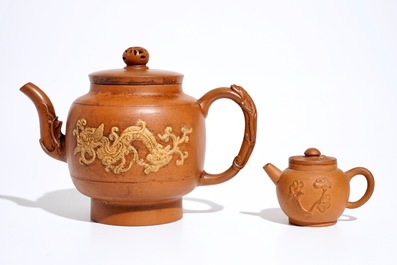 Twee Chinese Yixing theepotten met reli&euml;fdecor, Kangxi en later