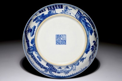 Une assiette en porcelaine de Chine bleu et blanc &agrave; d&eacute;cor &quot;Les Trois Amis de l'hiver&quot;, marque et &eacute;poque de Qianlong