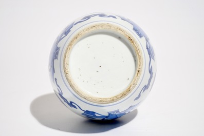 Een Chinese blauwwitte flesvormige vaas, Kangxi