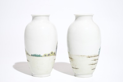 Deux vases en porcelaine de Chine polychrome, marque de Qianlong, 20&egrave;me