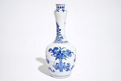 A Chinese blue and white garlic-head bottle vase, Kangxi