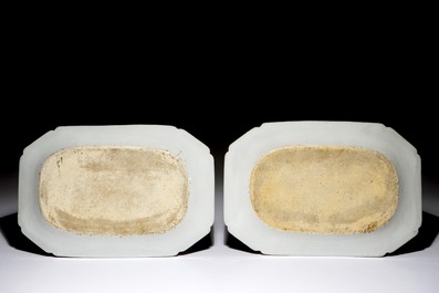 Une paire de plats en porcelaine de Chine &agrave; d&eacute;cor de &quot;pseudo-feuilles de tabac&quot;, Qianlong