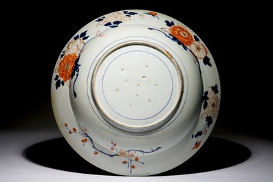 Een grote Japanse Imari schotel met floraal decor, Edo, 17/18e eeuw