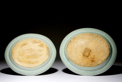 Deux plats ovales en porcelaine de Chine Canton famille rose sur fond c&eacute;ladon, 19&egrave;me