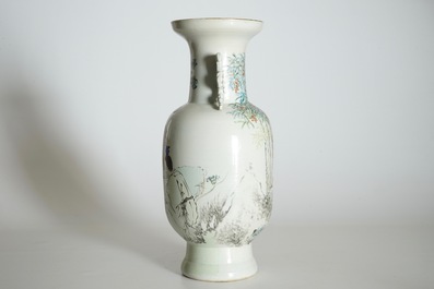 Un vase en porcelaine de Chine qianjiang cai aux joueurs de go, sign&eacute; Ren Huanzhang (1874-1902)