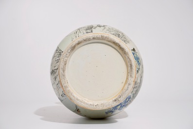 Un vase en porcelaine de Chine qianjiang cai aux joueurs de go, sign&eacute; Ren Huanzhang (1874-1902)