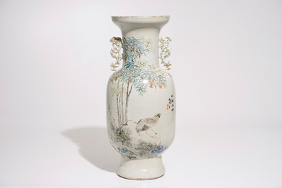 Un vase en porcelaine de Chine qianjiang cai aux joueurs de go, sign&eacute; Ren Huanzhang (1874-1902)