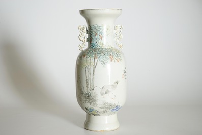 Un vase en porcelaine de Chine qianjiang cai aux joueurs de go, sign&eacute; Ren Huanzhang (1874-1902)