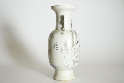 Un vase en porcelaine de Chine qianjiang cai aux joueurs de go, sign&eacute; Ren Huanzhang (1874-1902)