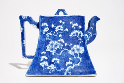 Une th&eacute;i&egrave;re et son couvercle en porcelaine de Chine bleu et blanc, marque de Kangxi, 19&egrave;me