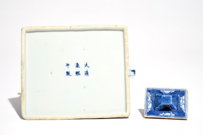 Une th&eacute;i&egrave;re et son couvercle en porcelaine de Chine bleu et blanc, marque de Kangxi, 19&egrave;me