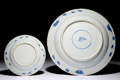 Un plat et une assiette en porcelaine de Chine bleu et blanc, Kangxi