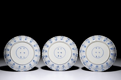 Trois compotiers en porcelaine de Chine bleu et blanc aux d&eacute;cors de la chasse, marques de Chenghua, Kangxi