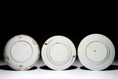 Trois assiettes en porcelaine de Chine famille rose, verte et doucai, Kangxi/Yongzheng