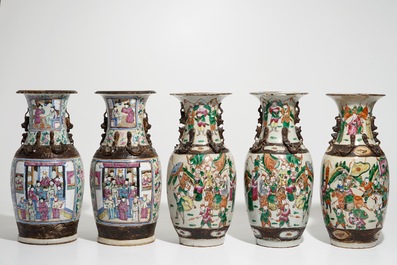 Deux paires de vases et un seul en porcelaine de Chine famille rose dit de &quot;Nankin&quot;, 19/20&egrave;me