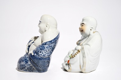 Deux mod&egrave;les de Bouddha en porcelaine de Chine polychrome et bleu et blanc, 19/20&egrave;me