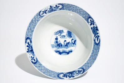Een Chinese blauwwitte klapmutskom met figurendecor, Xuande merk, Kangxi