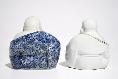 Twee Chinese blauwwitte en polychrome figuren van Boeddha, gemerkt, 19/20e eeuw