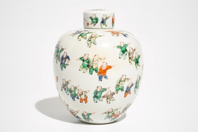 Un petit vase couvert en porcelaine de Chine famille verte &agrave; d&eacute;cor des &quot;100 gar&ccedil;ons&quot;, marque de Kangxi, 19&egrave;me