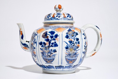 Une grande th&eacute;i&egrave;re couverte en forme de lotus en porcelaine de Chine de style Imari, Kangxi