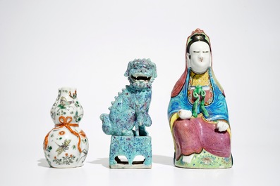 A Chinese robin's egg Buddhist lion, a famille rose Guanyin and a famille verte vase, 19/20th C.