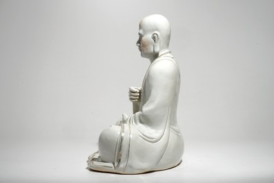 Een grote Chinees porseleinen figuur van een zittende Luohan, 20e eeuw