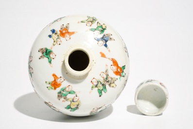 Un petit vase couvert en porcelaine de Chine famille verte &agrave; d&eacute;cor des &quot;100 gar&ccedil;ons&quot;, marque de Kangxi, 19&egrave;me