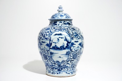 Een grote Chinese blauwwitte balustervormige dekselvaas met figuratief decor, Wanli