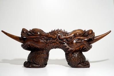 Een Chinese houten sculptuur van een tweekoppige draak, 19/20e eeuw