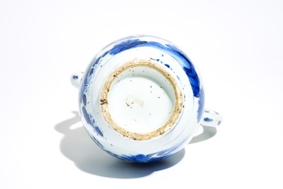 Une verseuse en porcelaine de Chine bleu et blanc mont&eacute;e en argent, &eacute;poque Transition