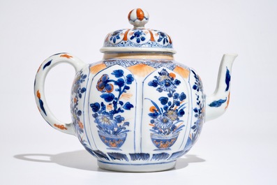Une grande th&eacute;i&egrave;re couverte en forme de lotus en porcelaine de Chine de style Imari, Kangxi