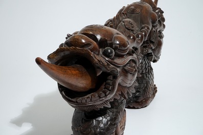 Een Chinese houten sculptuur van een tweekoppige draak, 19/20e eeuw